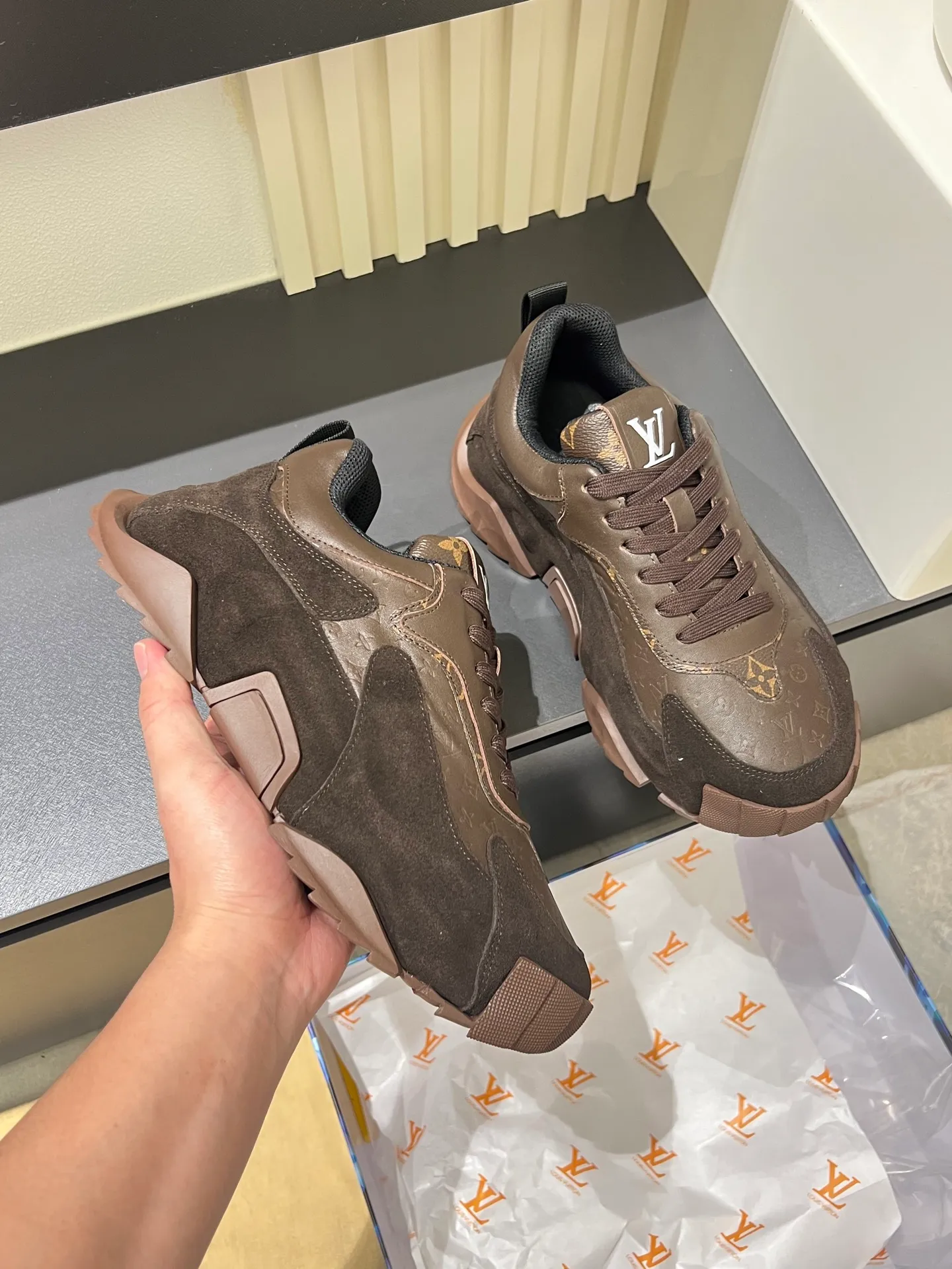 p600 "LOUI* VUITTO*" popular men's casual shoes, genuine development in Italy 💯Purchasing level quality ✔️The upper is made of first-layer cowhide, comfortable and soft sheepskin feet ⚡️ Fashionable and versatile, the toe last shape is firm and full, the soles are made from original LV molds and can be freely entered and exited the counter. Light and comfortable on the feet~Purely handmade, details determine quality! Size:39-44!